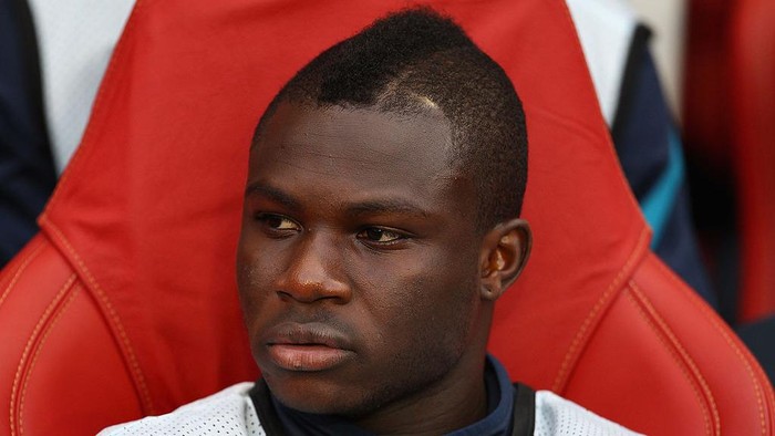 LONDON, ENGLAND - AUGUST 16:  Emmanuel Frimpong of Arsenal looks on ahead of the UEFA Champions League play-off first leg match between Arsenal and Udinese at the Emirates Stadium on August 16, 2011 in London, England.  (Photo by Julian Finney/Getty Images)