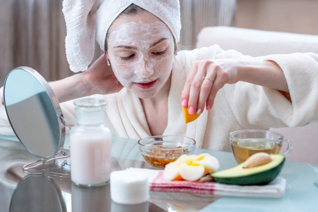 Foto: Masker Alami/freepik.com 6 Tips Alami Agar Wajah Terlihat Awet Muda