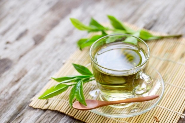 Foto: Minum Teh Hijau/freepik.com 6 Tips Alami Agar Wajah Terlihat Awet Muda