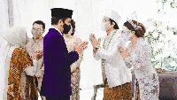 Foto Populer Sepekan: Bencana NTT - Jokowi di Pernikahan Atta-Aurel