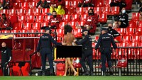 Entah bagaimana caranya pria bugil itu masuk lapangan, sebab stadion sebenarnya ditutup buat penonton karena kebijakan pengetatan wilayah selama pandemi corona. (Foto: Fermin Rodriguez/AP/Edit)