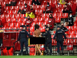 Entah bagaimana caranya pria bugil itu masuk lapangan, sebab stadion sebenarnya ditutup buat penonton karena kebijakan pengetatan wilayah selama pandemi corona. (Foto: Fermin Rodriguez/AP/Edit)