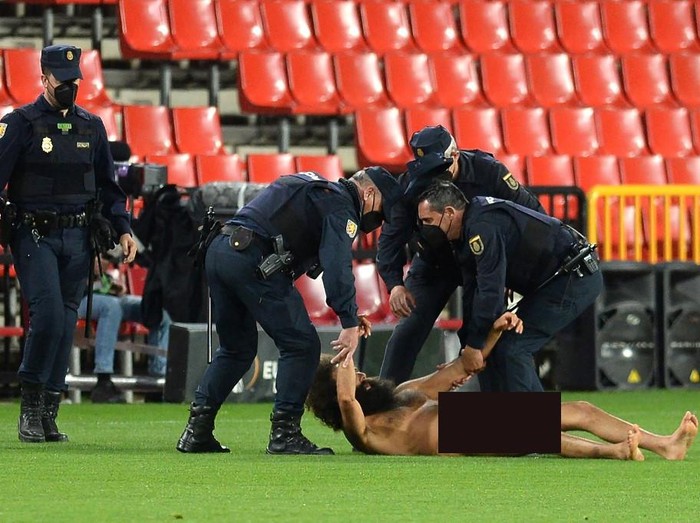 granada vs mu,granada vs manchester united,liga europa,perempatfinal liga europa,penyusup lapangan,pitch invader