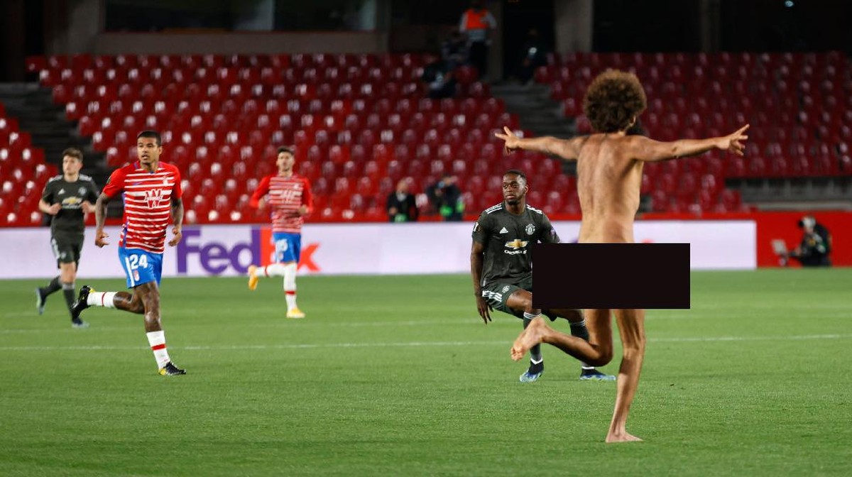 Pria bugil nekat menerobos ke lapangan di laga Granada vs MU. (Foto: Fermin Rodriguez/AP/Edit)