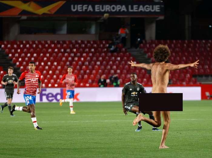 granada vs mu,granada vs manchester united,liga europa,perempatfinal liga europa,penyusup lapangan,pitch invader
