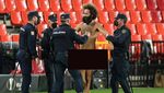 Foto: Pria Bugil Jadi Bintang di Laga Granada Vs MU