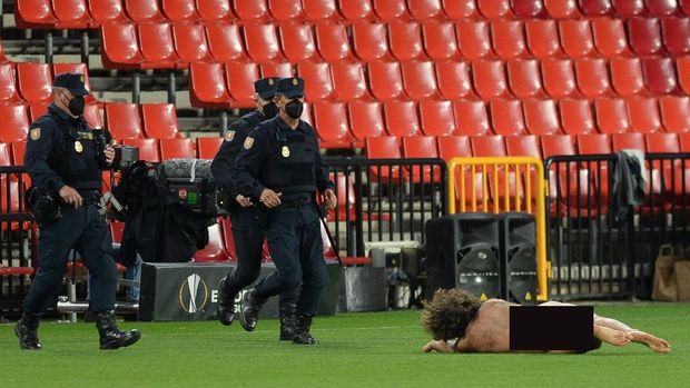 granada vs mu,granada vs manchester united,liga europa,perempatfinal liga europa,penyusup lapangan,pitch invader