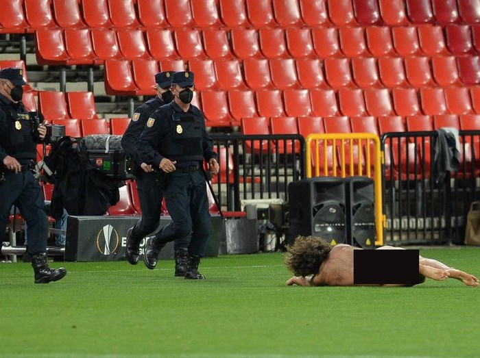 granada vs mu,granada vs manchester united,liga europa,perempatfinal liga europa,penyusup lapangan,pitch invader