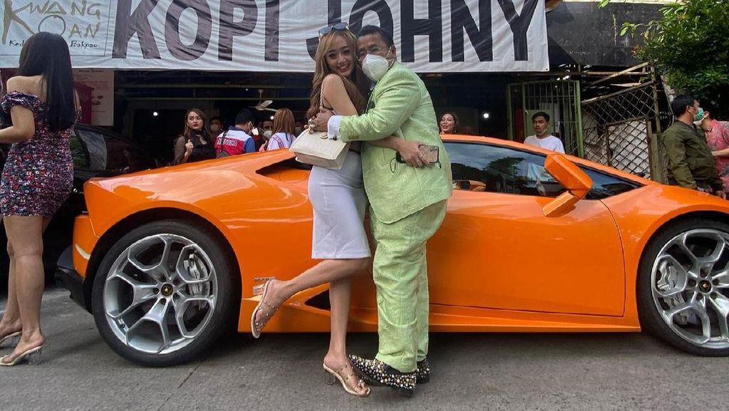 Hotman Paris Sering Ngopi Bareng Cewek Cantik, Seperti Ini Momennya Hotman Paris Sering Ngopi Bareng Cewek Cantik, Seperti Ini Momennya