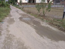 Warga Keluhkan Jalan Bunga Ester Medan Rusak Sudah Setahun Tak Diperbaiki