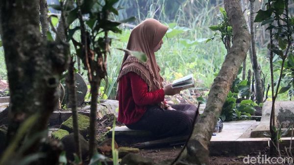 Jelang Ramadhan, Warga Ziarah ke TPU Sukarame Bandung