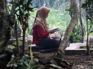 Jelang Ramadhan, Warga Ziarah ke TPU Sukarame Bandung