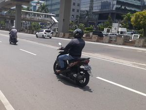 Masih Suka Naik Motor Sambil Dengar Musik? Awas Maut Mengancam