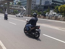 Masih Suka Naik Motor Sambil Dengar Musik? Awas Maut Mengancam