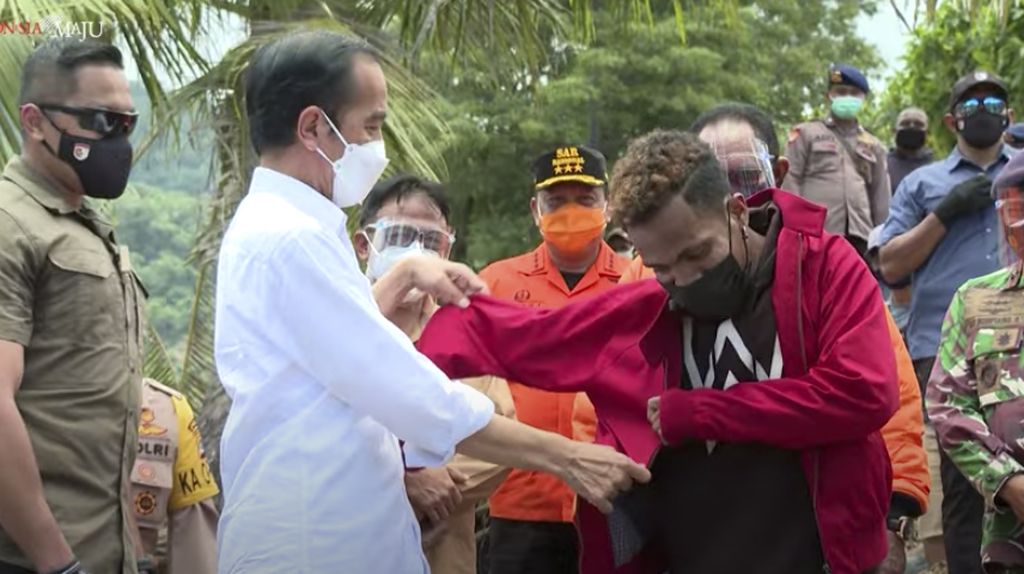 Potret Jokowi Berikan Jaketnya ke Warga Sumut hingga NTT