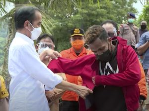 Potret Jokowi Berikan Jaketnya ke Warga Sumut hingga NTT
