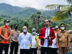 Kunjungi Korban Banjir NTT, Jokowi Dicurhati Harga BBM Mahal