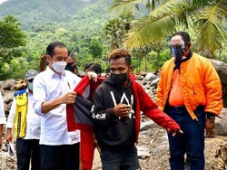 Jaket Jokowi untuk Fransiskus, Anak Muda Lembata Korban Bencana