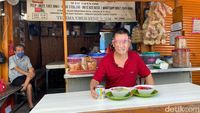 Dijual di Bawah Pohon, Ini Es Campur Ko Acia yang Legendaris