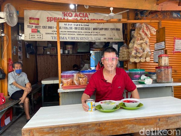 Dijual di Bawah Pohon, Ini Es Campur Ko Acia yang Legendaris