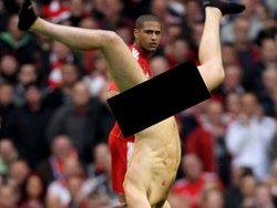 Bisa bayangkan apa yang terlintas di benak Glen Johnson melihat aksi koprol penyusup lapangan bugil pada laga Liverpool Vs Tottenham tanggal 15 Mei 2011 ini? Foto: Michael Steele/Getty Images/Edit