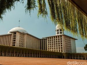 5 Adab Masuk dan Keluar Masjid, Yuk Amalkan! 5 Adab Masuk dan Keluar Masjid, Yuk Amalkan!