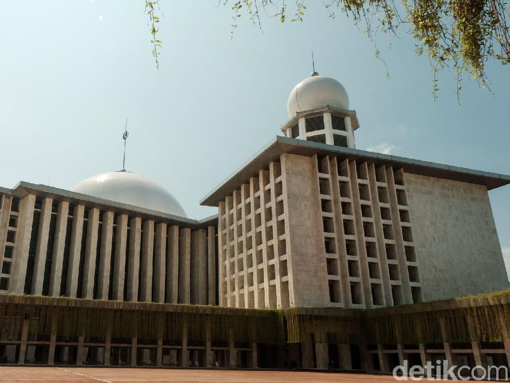 Presiden Jokowi Serahkan Sapi Kurban 1,2 Ton ke Masjid Istiqlal