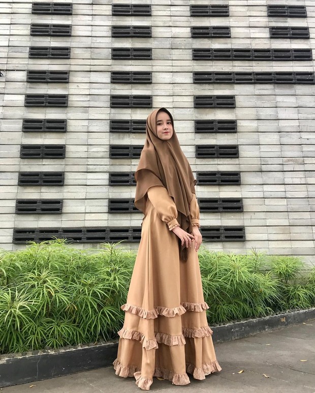 Memilih Gamis Aksen Ruffle agar memberi kesan cute/instagram.com/fanimey_