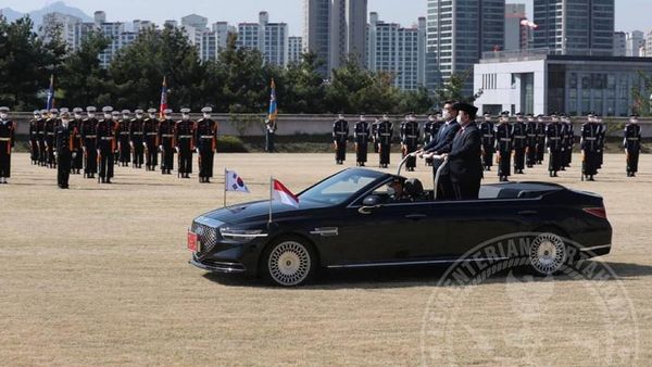 Momen Menhan Prabowo Naik Sedan Mewah Korea Selatan di Upacara Militer