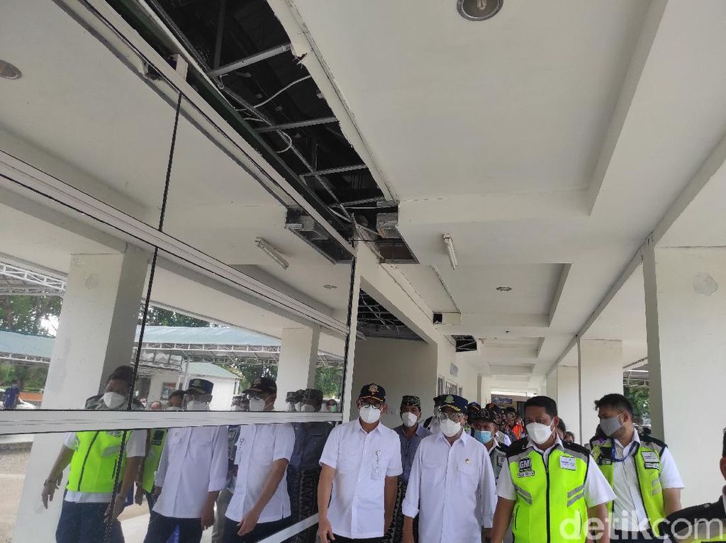 Menhub Tinjau Kerusakan Bandara El Tari Kupang Akibat Siklon Tropis Seroja Menhub Tinjau Kerusakan Bandara El Tari Kupang Akibat Siklon Tropis Seroja
