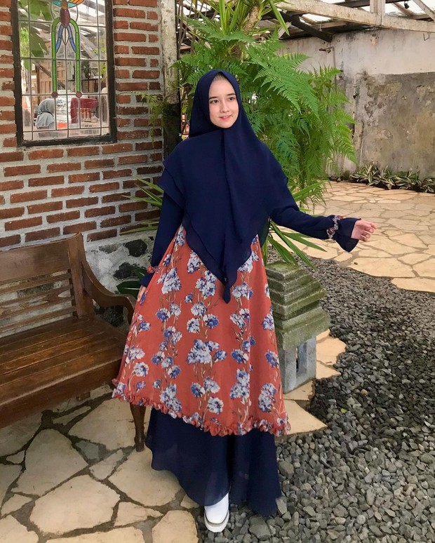 Pakai Gamis Senyawa dengan kombinasi warna polos dan motif/instagram.com/fanimey_