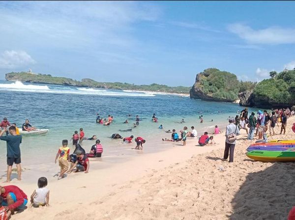 Foto: Masih Banyak Wisatawan Tak Pakai Masker di Pantai Gunungkidul