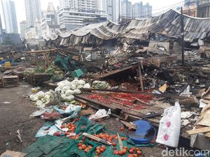 Pasar Jaya Segera Perbaiki Lapak-Kios Pasar Kambing yang Terbakar Pasar Jaya Segera Perbaiki Lapak-Kios Pasar Kambing yang Terbakar