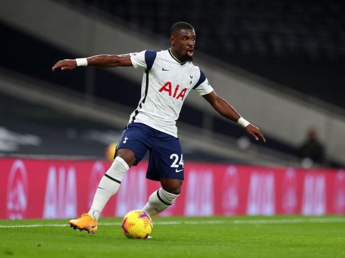 LONDON, ENGLAND - MARCH 14: Erik Lamela of Tottenham Hotspur runs with the ball during the Premier League match between Arsenal and Tottenham Hotspur at Emirates Stadium on March 14, 2021 in London, England. Sporting stadiums around the UK remain under strict restrictions due to the Coronavirus Pandemic as Government social distancing laws prohibit fans inside venues resulting in games being played behind closed doors. (Photo by Dan Mullan/Getty Images)