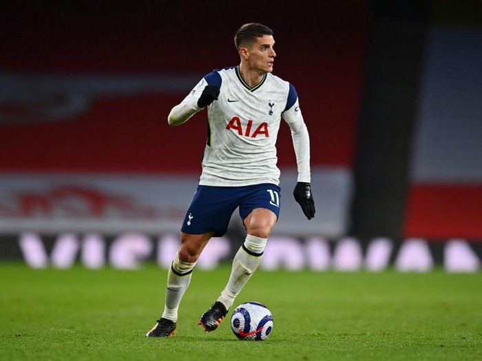 LONDON, ENGLAND - MARCH 14: Erik Lamela of Tottenham Hotspur runs with the ball during the Premier League match between Arsenal and Tottenham Hotspur at Emirates Stadium on March 14, 2021 in London, England. Sporting stadiums around the UK remain under strict restrictions due to the Coronavirus Pandemic as Government social distancing laws prohibit fans inside venues resulting in games being played behind closed doors. (Photo by Dan Mullan/Getty Images)