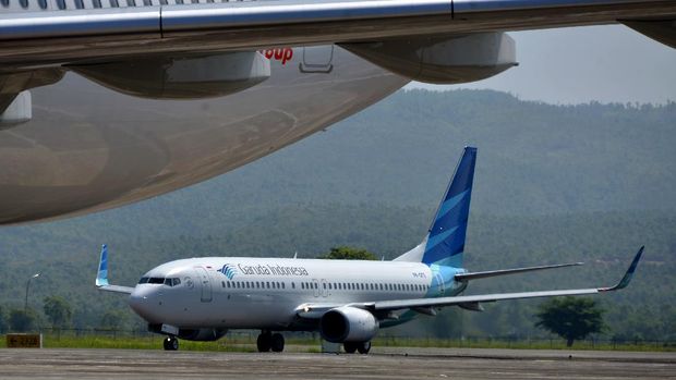 Pesawat Garuda Indonesia memasuki area apron saat tiba di Bandara Internasional Sultan Iskandar Muda, Blangbintang, Kabupaten Aceh Besar, Aceh, Jumat (9/4/2021). Pemerintah menerbitkan aturan pengendalian transportasi mudik, baik moda darat, udara, laut dan perkeretaapian pada 6 - 17 Mei 2021, dalam rangka pencegahan penyebaran COVID-19. ANTARA FOTO/Ampelsa/aww.
