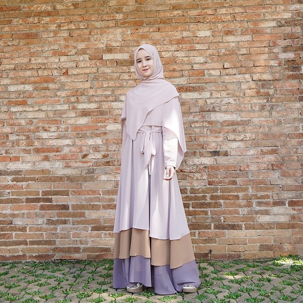 Pilih Gamis Beraksen Tingkat dengan warna soft/instagram.com/fanimey_