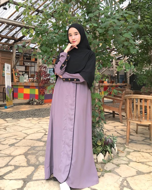 Pilih Gamis Polos Berpotongan Lurus yang polos/instagram.com/fanimey_