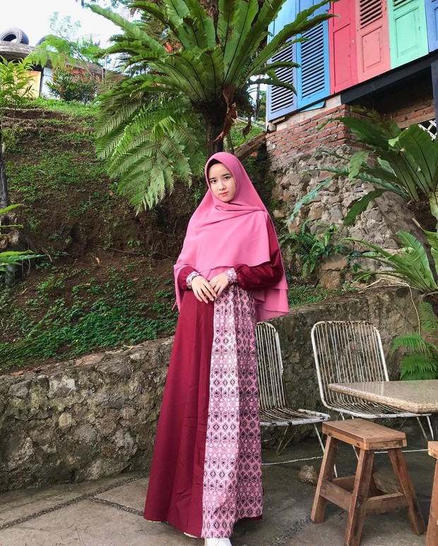 Pilih Gamis yang No Full Motif untuk meminimalkan keramaian visual/instagram.com/fanimey_