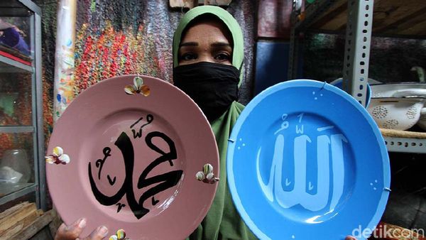 Piring Kaligrafi Laris Jelang Ramadhan