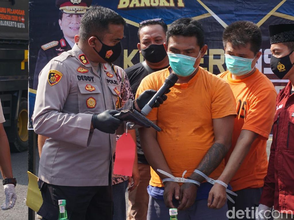 Pria Ini Rampas Motor dengan Pistol Rakitan yang Ditemukannya di Kebun Pria Ini Rampas Motor dengan Pistol Rakitan yang Ditemukannya di Kebun