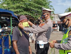 Cegah Corona, Polres Lombok Tengah Patroli Masker di Lingkungan Pasar