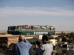 Duh... Muatan IKEA dan Lenovo Masih Disita di Terusan Suez