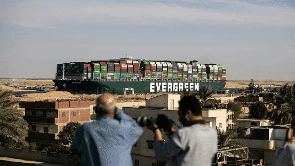 Potret Terusan Suez Jadi Primadona Kapal-Kapal Eropa