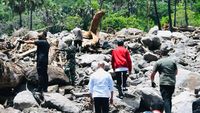 Presiden Joko Widodo mengunjungi desa Tapolangun, Kab Lembata yang menjadi lokasi korban banjir bandang Lembata NTT (9/4/2021). (Biro Pers Sekretariat Presiden/Laily Rachev)\