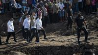 Foto: Jokowi Tinjau Langsung Lokasi Tanah Longsor Adonara
