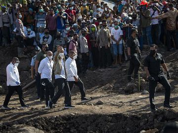 Foto: Jokowi Tinjau Langsung Lokasi Tanah Longsor Adonara Foto: Jokowi Tinjau Langsung Lokasi Tanah Longsor Adonara