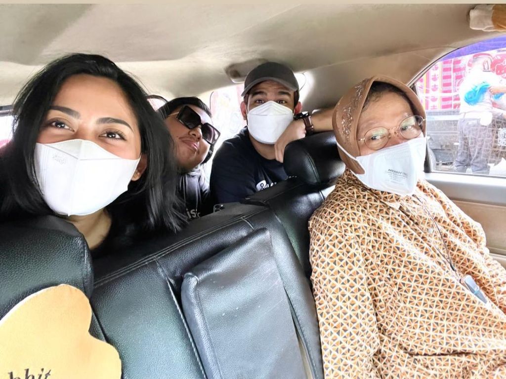 Rachel Vennya Langsung Antar Bantuan ke NTT, Ngemper di Pesawat Rachel Vennya Langsung Antar Bantuan ke NTT, Ngemper di Pesawat