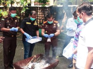 Ribuan Sachet Jamu Racik dan Obat Kadaluarsa Dimusnahkan di Lamongan