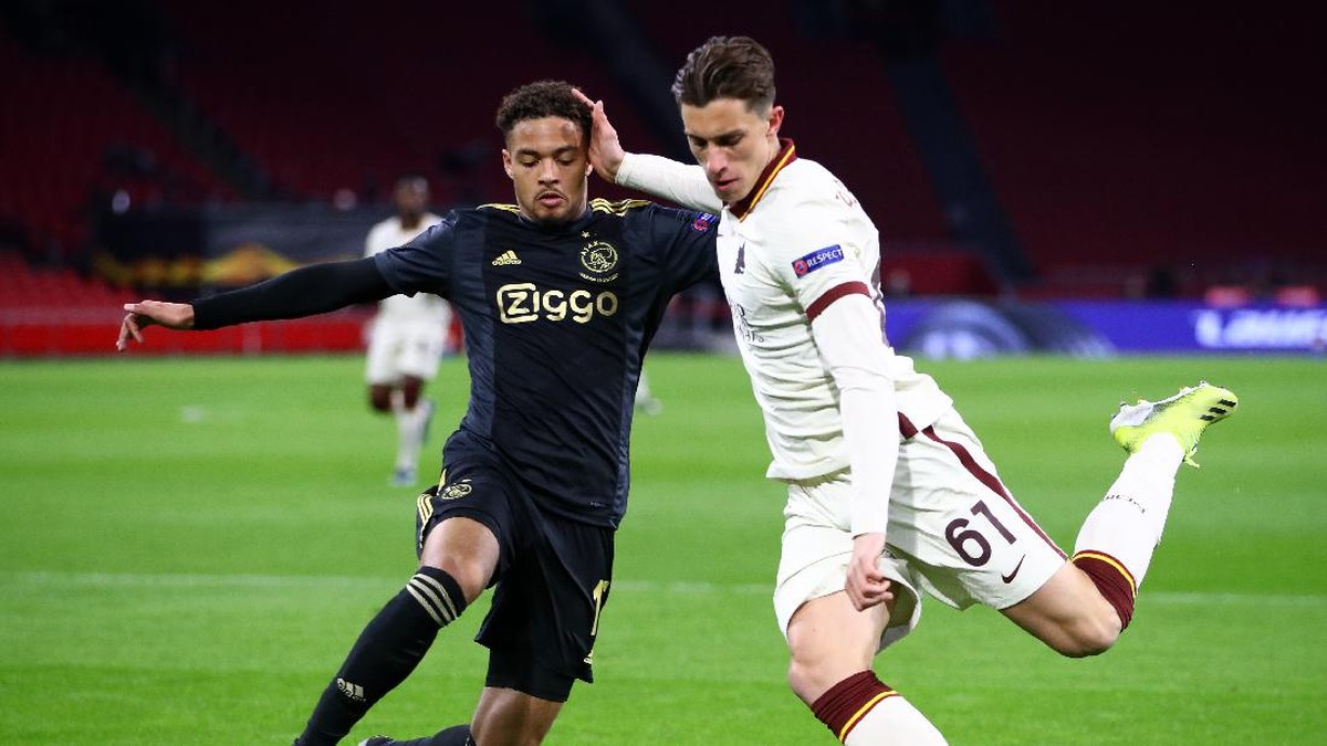 Riccardo Calafiori (kanan) saat berduel bola di laga Ajax vs AS Roma. (Foto: Dean Mouhtaropoulos/Getty Images)